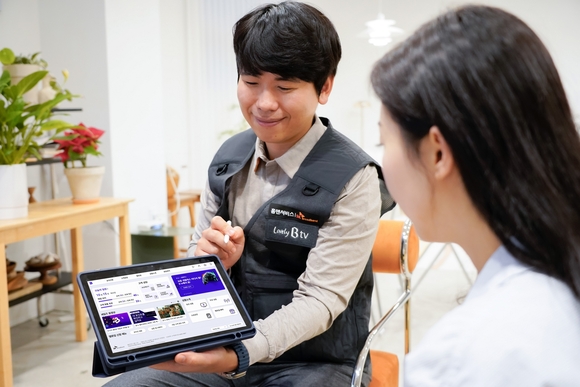 ▲SK브로드밴드 직원이 AI 플래너를 소개하고 있다. / 사진=SK브로드밴드 SK브로드밴드, 챗봇 고도화와 오프라인 디지털 상담 도입