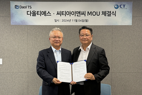 ▲홍정화 다올티에스 대표(왼쪽)와 임형섭 씨티아이앤씨 대표가 양해각서를 체결한 뒤 기념촬영을 하고 있다. / 사진=다올티에스 다올티에스-씨티아이앤씨, 하이브리드 클라우드 및 K8s 플랫폼 공동 공략