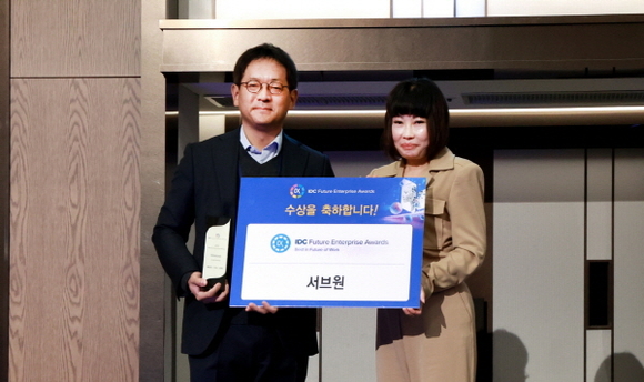 ▲이상원 서브원 COO 전무(왼쪽)와 산드라 응(Sandra Ng) IDC 아태 지역 그룹 부사장이 11월 27일 서울 잠실 롯데호텔에서 개최된 '2024 IDC 퓨처 엔터프라이즈 어워드' 시상식에서 '미래의 업무' 부문을 수상 후 기념 촬영을 하고 있다. 서브원, IDC 퓨처 엔터프라이즈 어워드 ‘미래의 업무’ 부문 수상…국내 최우수 기업 선정