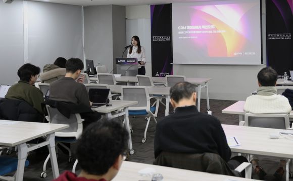 ▲정민정 메가존클라우드 컨설턴트가 지난 12일 서울 역삼동 메가존빌딩에서 열린 ‘DCX Nexus’ 세미나에서 ‘CRM 데이터에서 액션으로’를 주제로 발표하고 있다. / 사진=메가존클라우드 메가존클라우드, 디지털 전환 전략 제시 ‘DCX Nexus’ 세미나 개최
