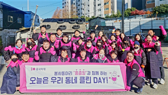 ▲흥국화재 봉사동아리 직원과 가족들이 지난 14일 부산 동구에서 에너지 취약계층에게 연탄을 직접 배달하는 봉사활동을 진행했다. / 사진=흥국화재 흥국화재, 에너지 취약계층 위해 연탄 2000장 지원