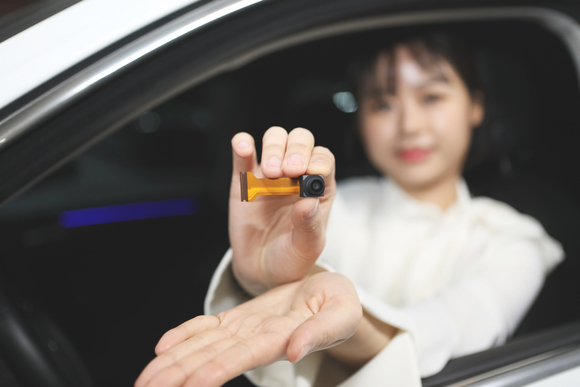 ▲LG이노텍 직원이 ‘고성능 인캐빈 카메라 모듈’을 선보이고 있다 / 사진=LG이노텍 LG이노텍, 고성능 인캐빈 카메라 모듈 앞세워 30년 車센싱 2조 사업 육성