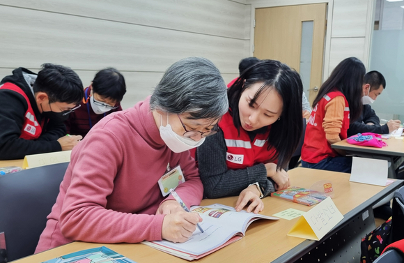 ▲지난 16일 서울 강남구 충현복지관에서 열린 ‘쉬운 가전 프로젝트’에 참여한 LG전자 임직원 봉사자와 장애인 참가자들 / 사진=LG전자 LG전자, 장애인 위한 가전 사용 교육 확대한다