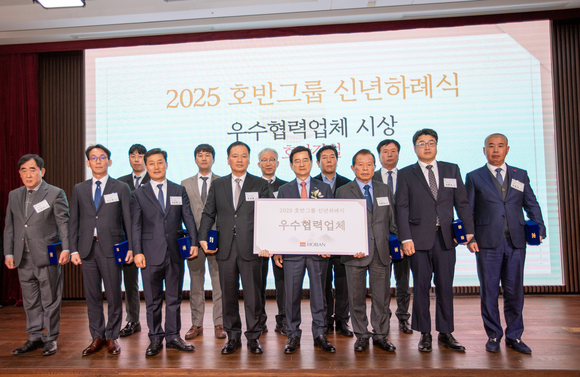 ▲김선규 호반그룹 회장(앞줄 왼쪽 다섯 번째) 등 호반그룹 우수 협력업체 시상식 참석자들이 기념촬영을 하고 있다. / 사진=호반그룹 호반그룹, 우수 협력업체 시상식 개최