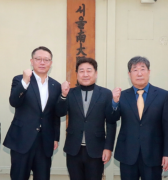 ▲(왼쪽부터) 정진완 우리은행장, 문남엽 남대문시장상인회장, 박칠복 남대문시장 대표이사가 2일 남대문시장상인회에서 기념사진을 촬영하고 있다. / 사진=우리은행 정진완 신임 우리은행장, 취임 첫 행보로 소상공인·중소기업 방문