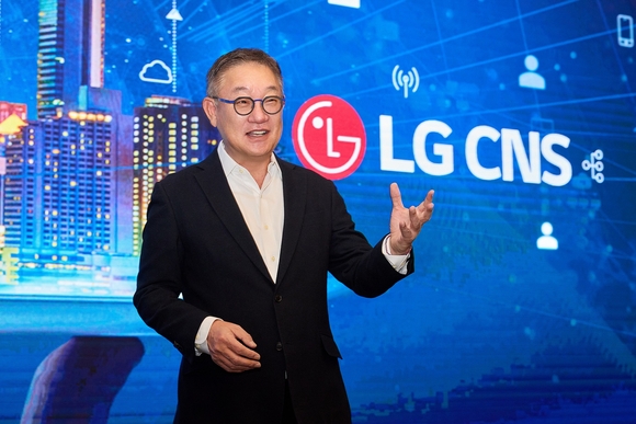 ▲현신균 LG CNS 대표가 9일 서울 여의도 콘래드호텔에서 열린 IPO 기자간담회에서 발표하고 있다. / 사진=LG CNS 현신균 LG CNS 사장 “글로벌 DX ‘퍼스트 무버’로 도약할 것”