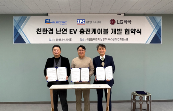 ▲(왼쪽부터) 한동엽 LG화학 PVC/가소제사업부장 전무, 박정근 이엘일렉트릭 대표, 안종호 삼성F.C 대표가 양해각서를 체결한 뒤 기념촬영을 하고 있다. / 사진=LG화학 LG화학, 고부가 PVC로 프리미엄 시장 공략 본격화