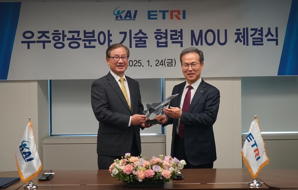 ▲강구영 KAI 사장(왼쪽)과 방승찬 ETRI 원장이 24일 '우주·항공분야 기술 협력'을 위한 업무협약을 체결한 뒤 기념촬영을 하고 있다. / 사진=KAI KAI, 전자통신연구원과 우주·항공 기술 업무협약 체결