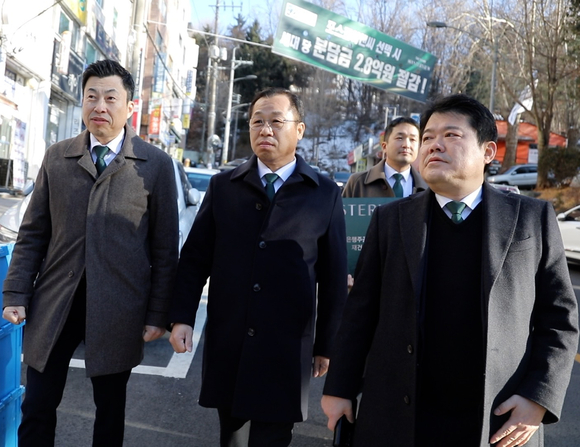 ▲정희민 포스코이앤씨 대표(왼쪽 두 번째)가 지난 4일 경기도 성남 은행주공 재건축 사업지를 찾아 현장을 살펴보고 있다. / 사진=포스코이앤씨 정희민 포스코이앤씨 사장, ‘성남 은행주공’ 현장서 수주 진두지휘
