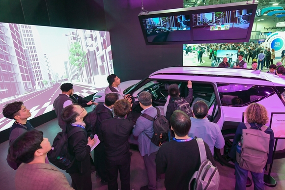 ▲CES 2025 현대모비스 전시 부스를 찾은 관람객들이 실차에 장착된 홀로그래픽 윈드쉴드 투명 디스플레이 기술을 체험하고 있다. / 사진=현대모비스 현대모비스, ‘휴먼 테크’로 미래 모빌리티 새 지평 연다