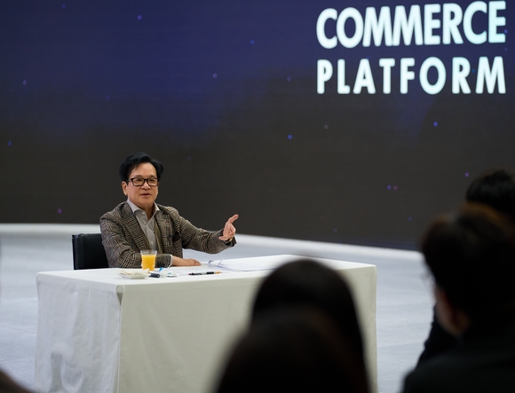 ▲CJ그룹 이재현 회장이 지난 7일 서울 서초구 CJ온스타일 본사에서 직원들을 격려하고 있다. / 사진=CJ그룹 이재현 회장, 올해 첫 현장경영은 CJ온스타일