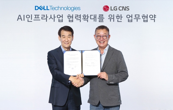 ▲현신균 LG CNS 대표(오른쪽)와 김경진 한국 델 테크놀로지스 총괄사장이 업무협약식에서 기념 촬영하고 있다. / 사진=LG CNS LG CNS, 델 테크놀로지스와 AI 사업 동맹 강화