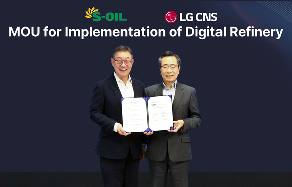 ▲헌신균 LG CNS CEO(왼쪽)와 박봉수 에쓰오일 운영총괄이 업무협약식에서 기념사진을 촬영하고 있다. / 사진=LG CNS