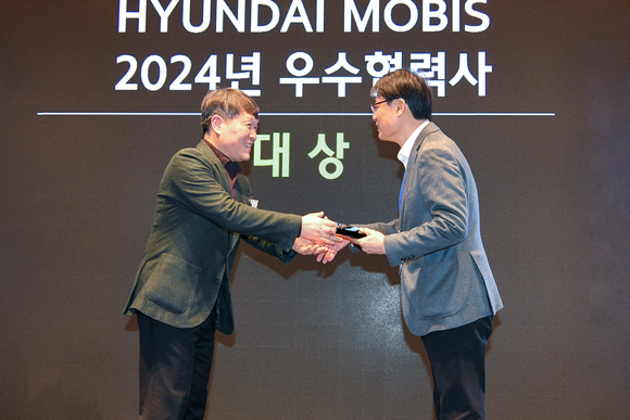 ▲지난 21일 제주 해비치 호텔에서 열린 ‘2025 파트너스 데이’에서 현대모비스 이규석 사장이 우수협력사에 대한 시상을 진행하고 있다. / 사진=현대모비스 현대모비스, 협력사 상생 위한 ‘2025 파트너스 데이’ 개최