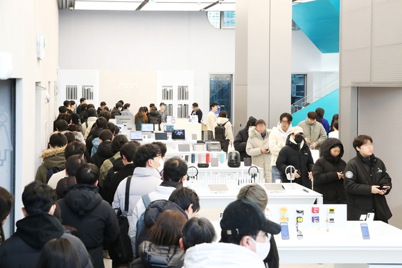▲갤럭시 S25 시리즈 사전 개통 첫째날, 개통을 위해 삼성 강남을 찾은 고객들 / 사진=삼성전자 갤럭시 S25 시리즈, 역대 최단기간 내 국내 100만대 판매 돌파