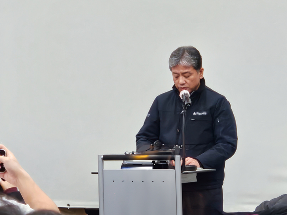 ▲28일 주우정 현대엔지니어링 대표가 서울~세종 고속도로 공사 현장 붕괴 사고 미디어 브리핑에서 발언하고 있다. / 사진=데이터뉴스 “유가족께 사죄”… 현대엔지니어링 대표, 붕괴 사고 후속 조치 약속