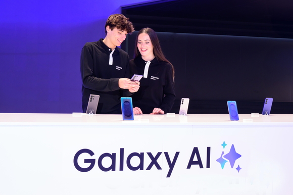 ▲MWC25에 마련된 삼성전자 전시부스에서 삼성전자 모델들이 전시 부스를 소개하고 있다. / 사진=삼성전자 삼성전자, ‘갤럭시 A56 5G’ 공개…AI 기반 카메라 기능 탑재