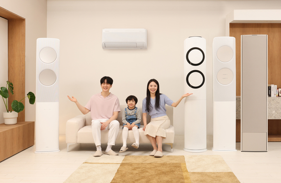 ▲삼성전자 모델이 스마트싱스를 활용해 'AI 쾌적', 'AI 절약모드' 등 다양한 에어컨 AI 기능을 갖춘 삼성전자 2025년 에어컨을 소개하고 있다. / 사진=삼성전자 삼성전자, AI로 강력해진 2025년 에어컨 전 라인업 출시