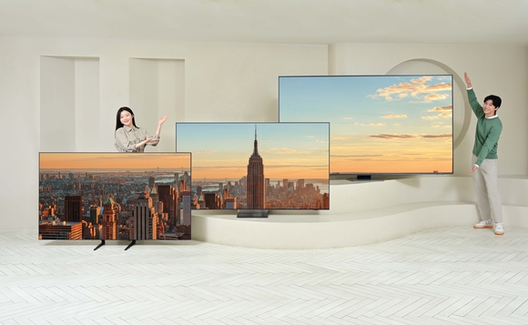 ▲삼성전자 모델이 초대형 프리미엄 TV를 소개하고 있다. / 사진=삼성전자 삼성전자 프리미엄 TV 절반 ‘AI 구독클럽’으로 샀다