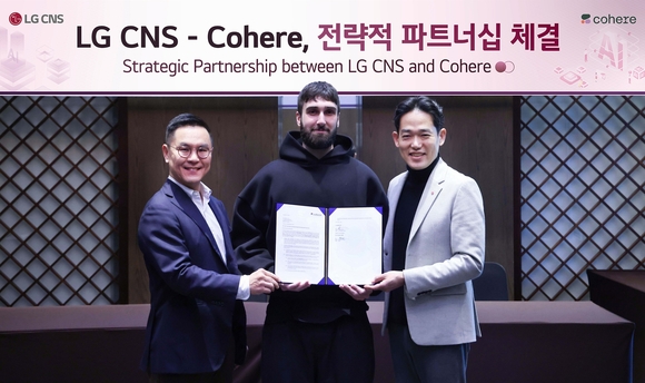 ▲(왼쪽부터)민세훈 LG CNS 엔트루 컨설팅장 전무, 에이단 고메즈 코히어 CEO, 진요한 LG CNS AI센터장 상무가 전략적 파트너십 체결식에서 기념촬영을 하고 있다. / 사진=LG CNS LG CNS, 글로벌 AI 유니콘 기업과 ‘에이전틱 AI’ 서비스 개발