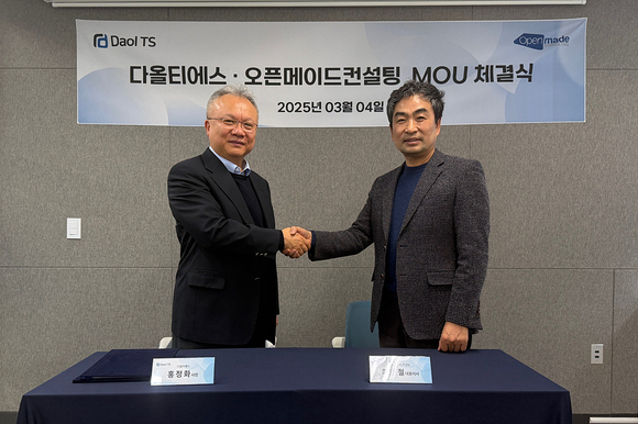 ▲홍정화 다올티에스 대표(왼쪽)와 최영철 오픈메이드컨설팅 대표가 양해각서를 체결한 뒤 악수하고 있다. / 사진=다올티에스 다올티에스, AI 기반 SQL 자동 튜닝 솔루션 오픈메이드컨설팅과 협업