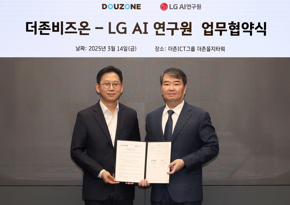 ▲김용우 더존비즈온 회장(오른쪽)과 배경훈 LG AI연구원 원장이 14일 서울 중구 더존을지타워에서 열린 ‘AI 사업 협력을 위한 업무협약식’에서 기념촬영을 하고 있다. / 사진=더존비즈온 더존비즈온, LG AI연구원과 프라이빗 AI 공동 개발… 사업 영역 확대