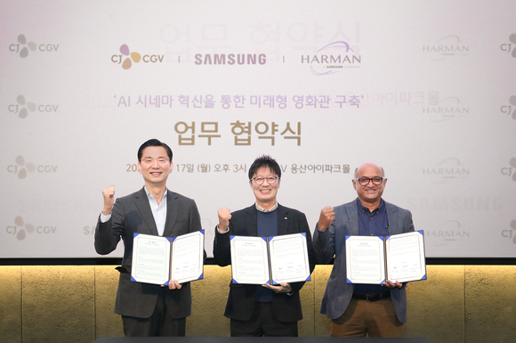 ▲(왼쪽부터)임성택 삼성전자 한국총괄 부사장, 정종민 CJ CGV 대표이사, 아마르 수바시(Amar Subash) 하만 아시아태평양 및 인도 총괄 부사장이 업무협약을 체결한 후 기념사진을 촬영하고 있다. / 사진=삼성전자 삼성전자-하만, CJ CGV와 함께 미래형 AI 영화관으로 도약