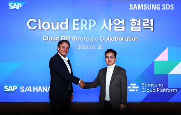 ▲이준희 삼성SDS 대표이사(오른쪽)와 크리스티안 클라인(Christian Klein) SAP CEO가 20일 클라우드 ERP 사업 확대 추진 기념촬영을 하고 있다. / 사진=삼성SDS 삼성SDS, SAP와 클라우드 ERP 사업 협력 고도화 추진