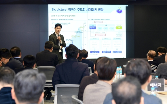 ▲20일 에코파트너스 정기총회에서 박석중 신한투자증권 부서장이 2025년 글로벌 경제∙경영환경 전망에 대해 강연하고 있다. / 사진=SK에코플랜트 SK에코플랜트, ‘에코파트너스(ECO Partners) 정기총회’ 개최