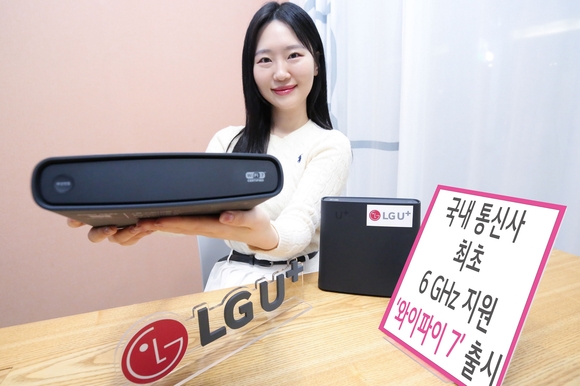 ▲ LG유플러스 직원이 와이파이7 공유기를 소개하고 있다. / 사진=LG유플러스 LG유플러스, 4배 빠른 ‘와이파이7’ 출시…국내 첫 6GHz 지원