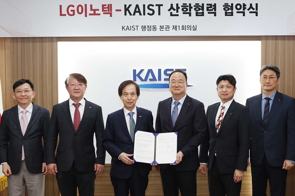 ▲(왼쪽부터) 김상욱 KAIST 책임교수, 이상엽 부총장, 이광형 총장, 문혁수 LG이노텍 대표, 노승원 CTO(전무), 이동훈 CHO(상무)가 기념 사진을 촬영하고 있다. / 사진=LG이노텍 LG이노텍-KAIST 맞손...신사업 기술 공동개발·우수 인재 확보