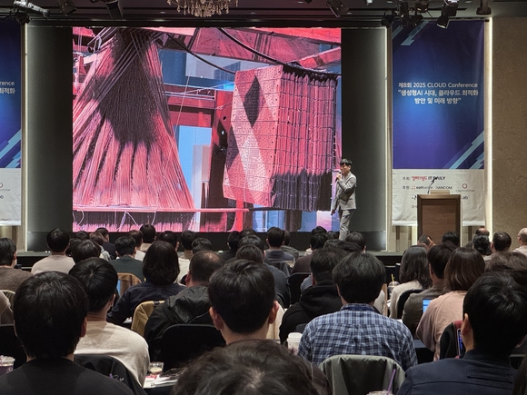 ▲이지율 토마토시스템 수석연구원이 지난 3일 서울 양재동 엘타워에서 열린 ‘2025 클라우드 컨퍼런스’에서 ‘AI 융합 클라우드 개발환경’을 주제로 발표하고 있다. / 사진=토마토시스템 토마토시스템, LLM기반 화면 자동생성 혁신 솔루션 선보여
