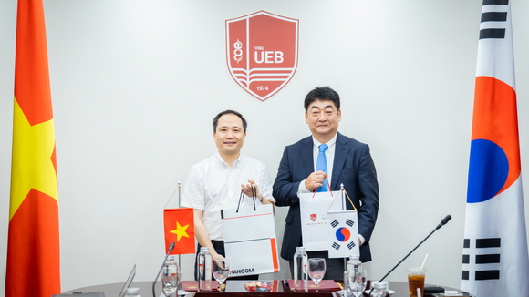 ▲진성식 한컴 최고수익책임자(오른쪽)와 르 쭝 타잉(Le Trung Thanh) 국립경제대학교 총장이 업무협약 후 기념촬영을 하고 있다. / 사진=한글과컴퓨터 한컴, 하노이 국립경제대학교와 업무협약 체결