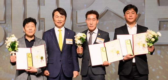 ▲KB손해보험 구본욱 사장(왼쪽 두 번째)과 2025 협력업체 연도대상 수상자들이 기념사진을 찍고 있다. / 사진=KB손해보험 KB손보, 상생 페스티벌 개최…협력업체와 파트너십 강화