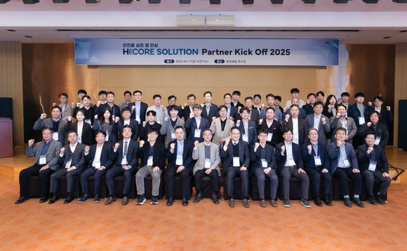 ▲'H CORE SOLUTION 파트너 킥오프 2025' 참석자들이 단체사진을 촬영하고 있다. / 사진=현대제철 현대제철, H CORE 제품 공동개발로 미래 건설기술 고도화