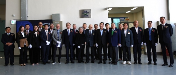 ▲한서대학교 충남 태안캠퍼스 항공 MRO센터 출범 기념식에 참석한 관련 인사들이 기념 촬영을 하고 있다. 한서대 항공기술교육원, 항공 MRO 센터 새로 출범