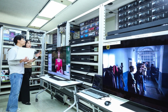 ▲LG유플러스 직원들이 대전 R&D 센터에 위치한‘NW 연동 시험실에서 네트워크 장비와 셋톱박스 간 연동에 이상이 없는지 점검하고 있다. / 사진=LG유플러스 LG유플러스, 24시간 테스트…이상 여부 선제 점검