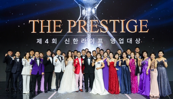 ▲지난 17일 인천 인스파이어 엔터테인먼트 리조트에서 열린 ‘2025 신한라이프 영업대상’ 시상식에서 이영종 사장(앞줄 왼쪽 여덟 번째)이 수상자 및 관계자들과 기념 촬영을 하고 있다. / 사진=신한라이프 신한라이프, 2025 영업대상 시상식 개최