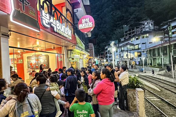 농심, 페루에서 신라면 즐겨요… ‘신라면 분식’ 1호점 개점 