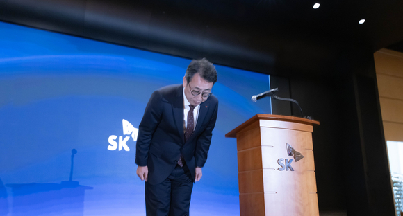 ▲유영상 SK텔레콤 CEO가 2일 진행된 고객 보호 추가 조치 방안 설명회에서 사과하고 있다. / 사진=SK텔레콤 SK텔레콤 “전국 T월드 매장 신규 가입자 모집 중단”