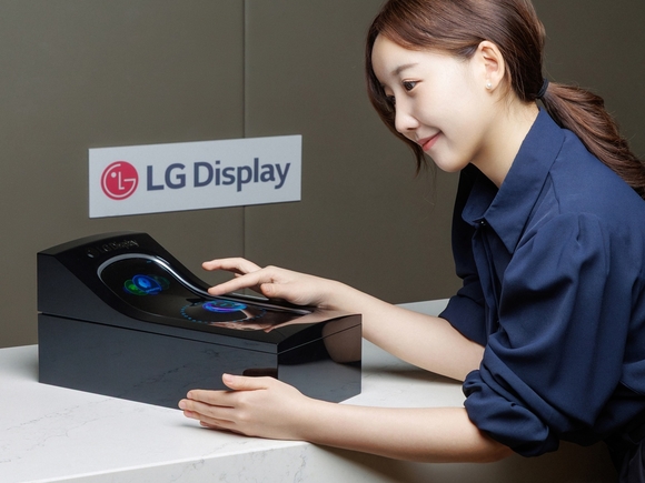 ▲LG디스플레이 직원이 차량용 스트레처블 디스플레이를 소개하고 있다. / 사진=LG디스플레이 LG디스플레이 “프리미엄 차량용 디스플레이 시장 선두 위상 강화”