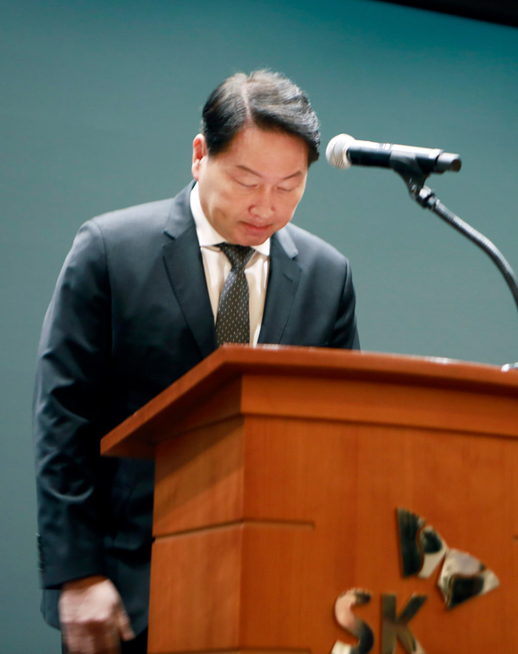 ▲최태원 SK그룹 회장이 7일 SK텔레콤 본사에서 열린 SK텔레콤 사이버 침해사고 관련 일일 브리핑에 참석해 사과하고 있다. / 사진=SK텔레콤 최태원 SK 회장, SK텔레콤 해킹 사태 대국민 사과