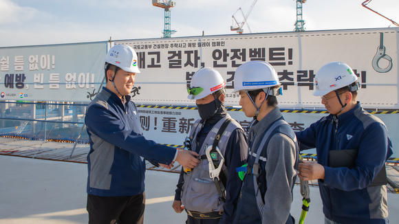 ▲허윤홍 GS건설 대표(왼쪽 첫 번째)가 인천 송도 현장을 방문해, 직원들의 추락방지를 위한 안전장비를 직접 점검하고 있다. / 사진=GS건설 GS건설, ‘추락사고 예방 캠페인’ 실시