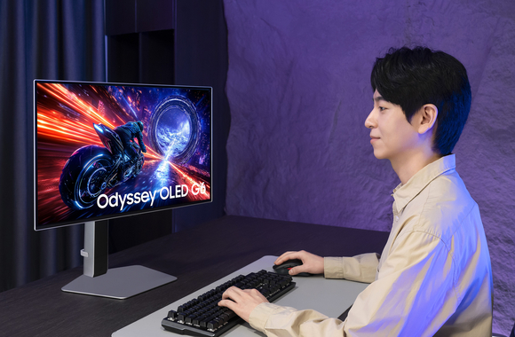 ▲삼성전자 모델이 세계 최초 500㎐ 초고주사율이 적용된 OLED 게이밍 모니터 ‘오디세이 OLED G6’를 체험하고 있다. / 사진=삼성전자 삼성전자, 세계 최초 500㎐ OLED 게이밍 모니터 출시