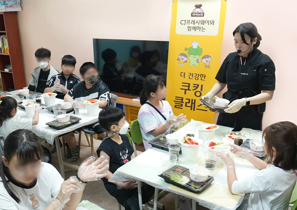 ▲아이누리 쿠킹클래스 현장 / 사진=CJ프레시웨이 CJ프레시웨이, 가정의 달 맞아 지역아동센터서 쿠킹클래스 진행
