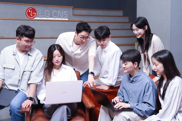 ▲LG CNS AI센터 전문가들이 아이디어를 공유하는 모습 / 사진=LG CNS LG CNS, AI 인재 확보 나선다