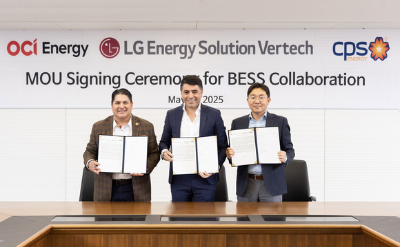 ▲지난 26일 OCI빌딩에서 열린 업무협약식에서 사바 바야틀리 OCI Energy 사장(가운데)이 루디 D. 가르자 CPS Energy 사장(왼쪽), 박재홍 LG에너지솔루션 버테크 법인장(오른쪽)과 함께 기념촬영을 하고 있다. / 사진=OCI홀딩스 OCI홀딩스, 미국 CPS Energy·LG엔솔과 ESS 프로젝트 업무협약 체결