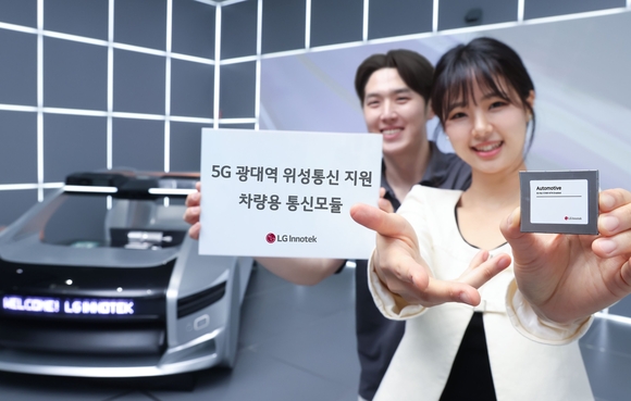 ▲LG이노텍 직원이 ‘3세대 5G 통신모듈’을 선보이고 있다. / 사진=LG이노텍 LG이노텍, 세계 첫 5G 광대역 위성통신 가능한 차량 통신모듈 선보인다