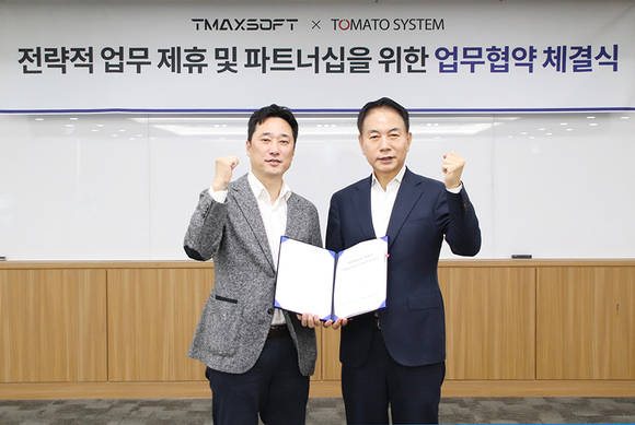 ▲이상돈 토마토시스템 대표(오른쪽)와 이형용 티맥스소프트 사업대표 사장이 업무협약을 체결한 뒤 기념촬영을 하고 있다. / 사진=토마토시스템 토마토시스템-티맥스소프트, 기술협력·공동사업 발굴
