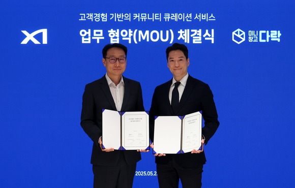 ▲이용구 GS건설 건축주택설계부문장(왼쪽)과 홍우태 세컨신드롬 대표가 업무협약을 체결한 뒤 기념촬영을 하고 있다. / 사진=GS건설 GS건설 자이(Xi), 개인 맞춤형 보관 서비스 ‘미니창고 다락’ 도입